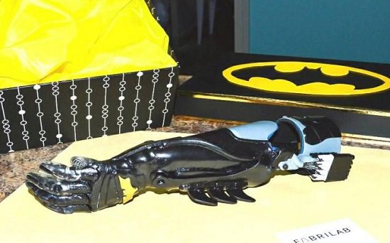 哥伦比亚公司为当地截肢儿童提供3D打印的超级英雄假肢