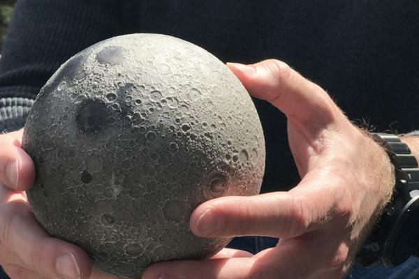 AstroReality公司3D打印LUNAR模型让您可以用AR探索月球表面